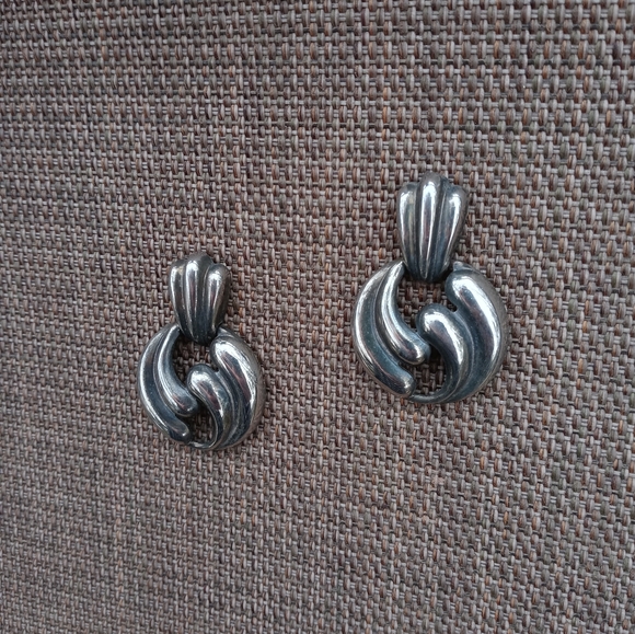 💦Swirl Silver 🌨🌊 Earrings - Picture 2 of 5